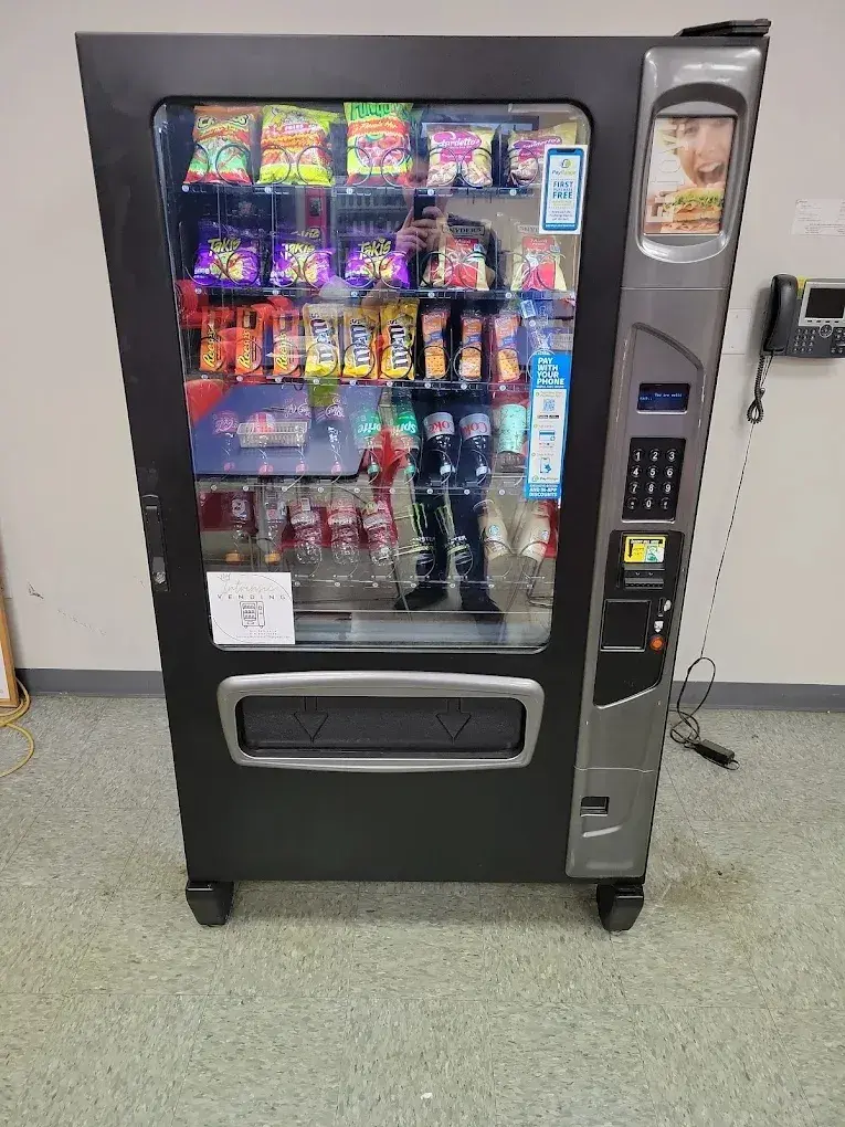 Combo vending machine near me - Snacks and cold drinks for any Chicago location